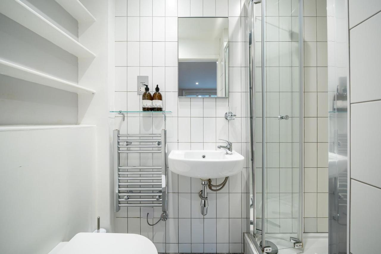 Sleek Flat With Communal Courtyard Londres