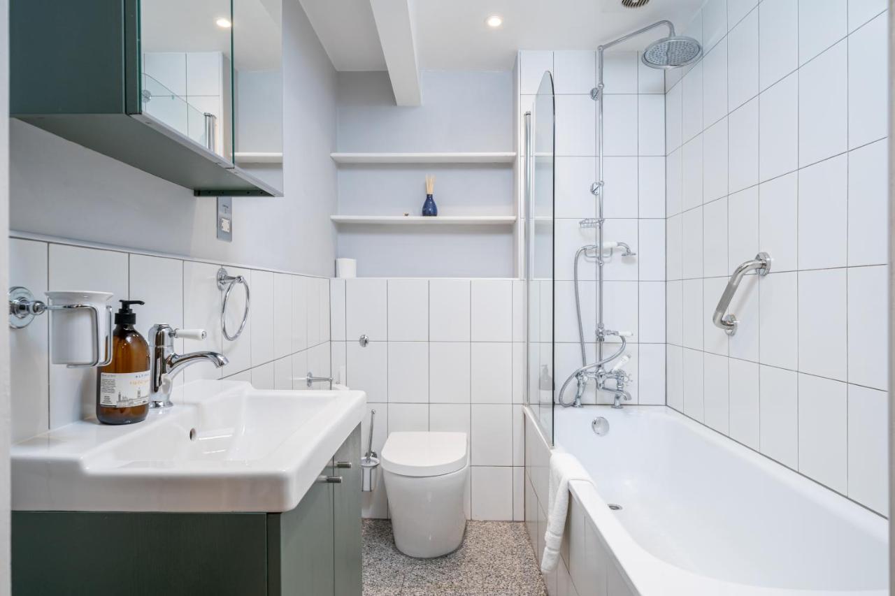 Sleek Flat With Communal Courtyard Londres