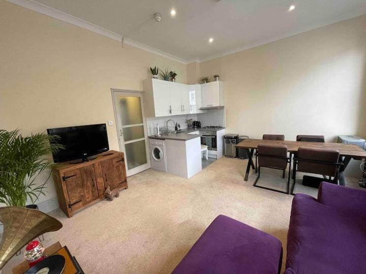 Spacious & Stylish 1-bed Flat In Primrose Hill Appartement