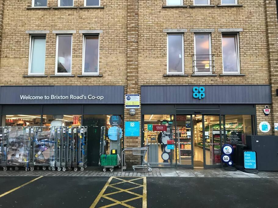 Large 1 Bed Serviced Apartment In The Town Centre Appartement
