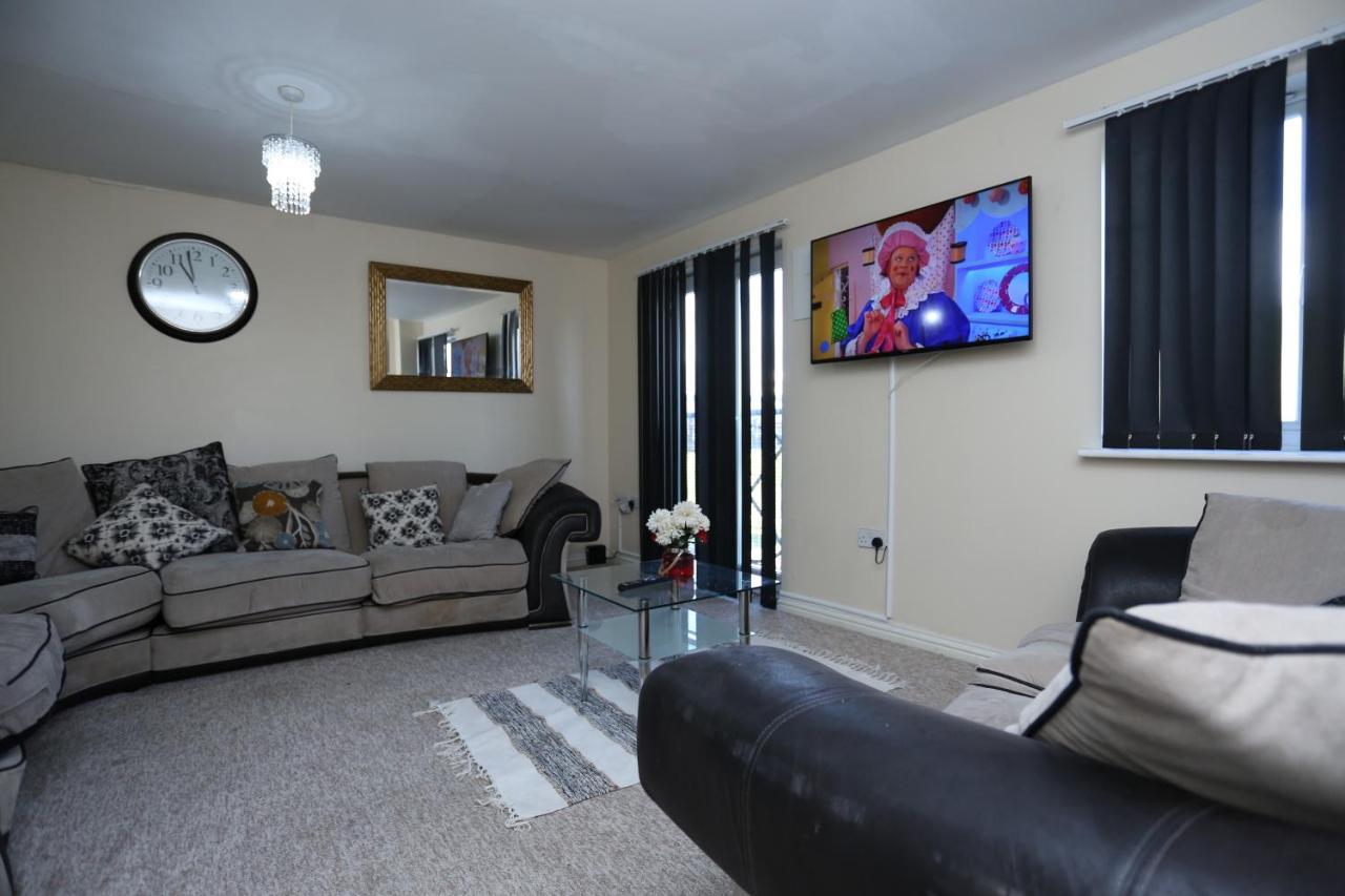 Lovely 4 Bed House Ferienhaus
