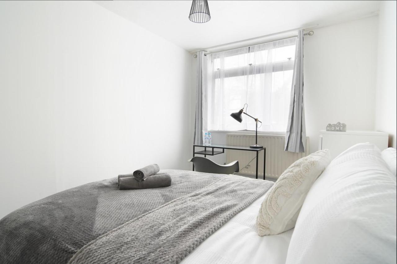 Stylish Two Bedroom Apt * London