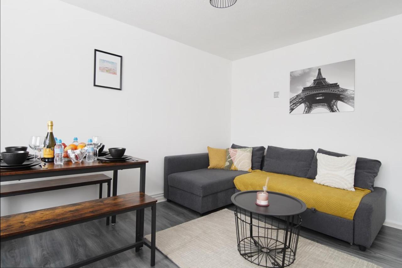 Apartment Stylish Two Bedroom Apt *