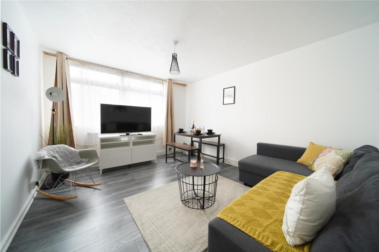 Stylish Two Bedroom Apt * London