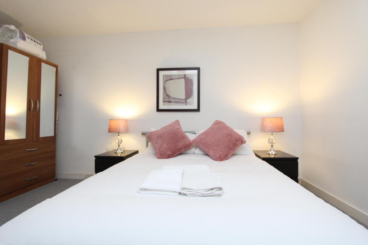 Spacious 1- Bedroom In E16 * London