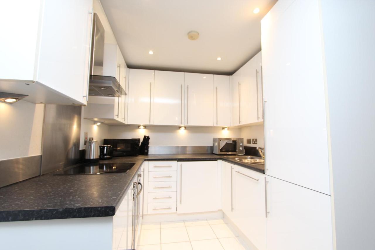 Spacious 1- Bedroom In E16 *