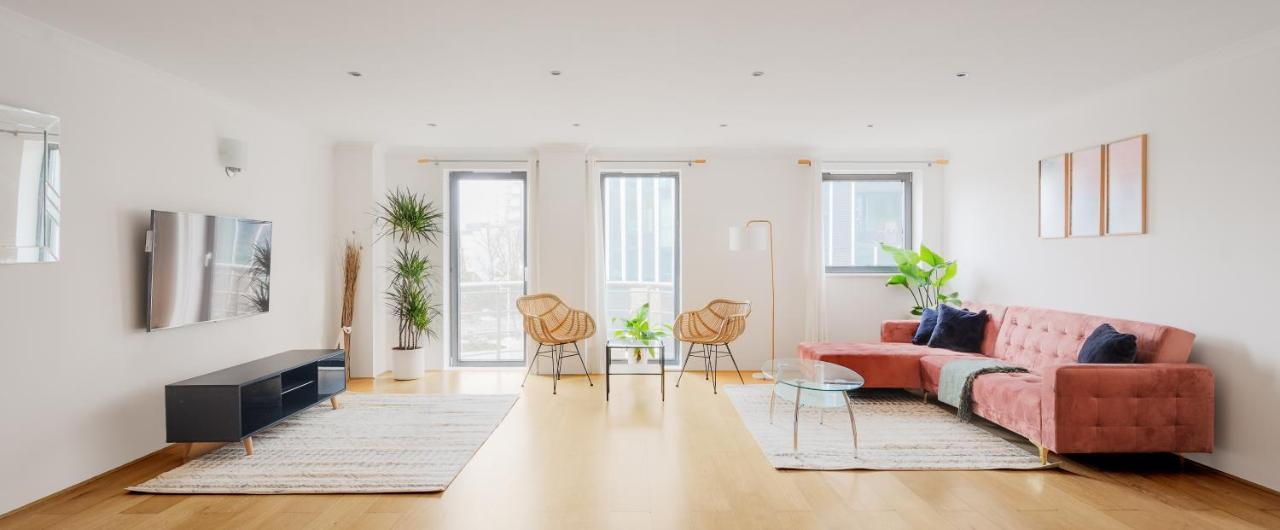 Riverside Two Bedroom In Canary Wharf Apartment *