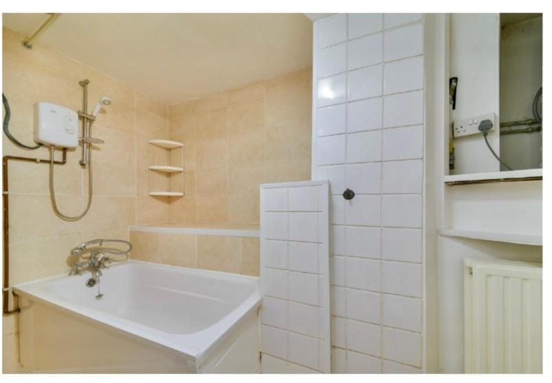 - Entire Lower Ground Floor - Only 7 Mins Walk Kings Cross St Pancras Station Apartment London