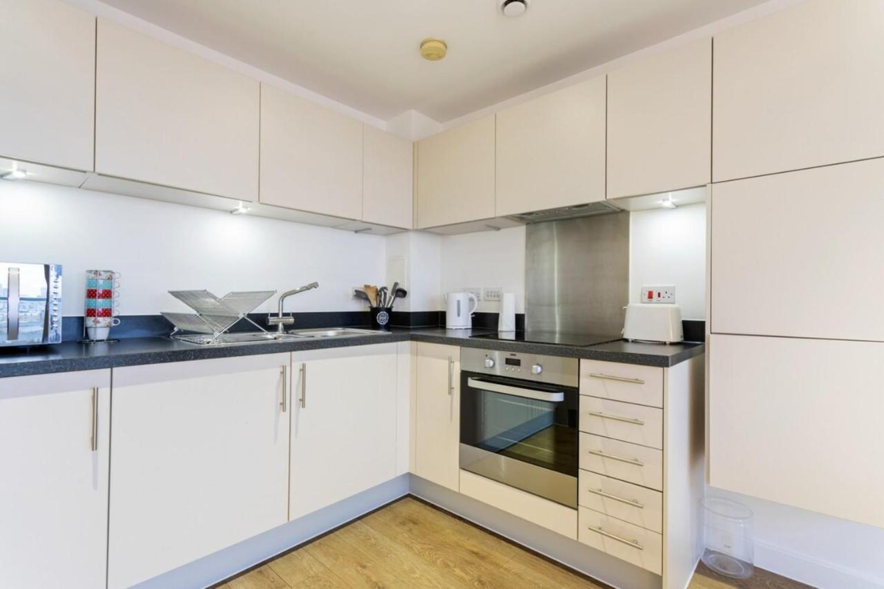 Modern 1 Bedroom Near Canary Wharf With Balcony Londres