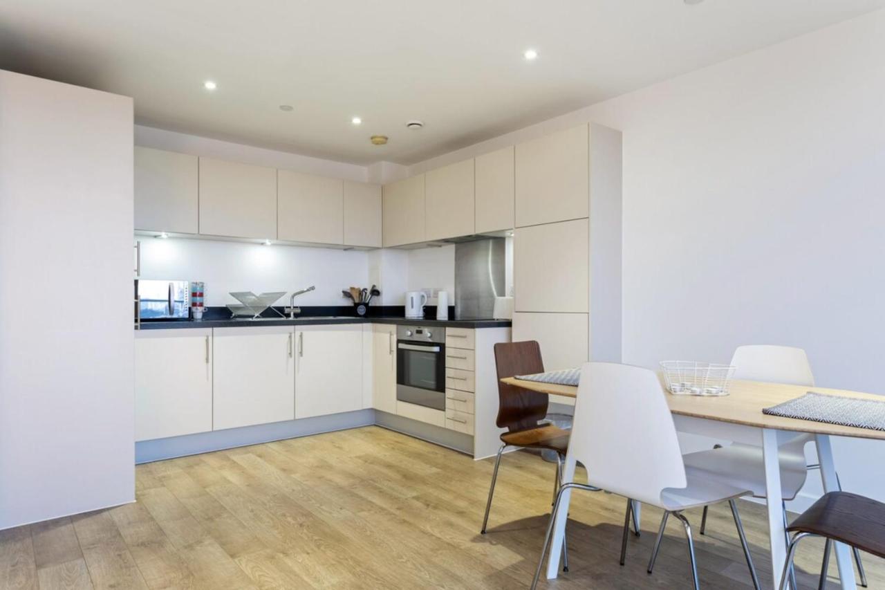 Modern 1 Bedroom Near Canary Wharf With Balcony Appartement *