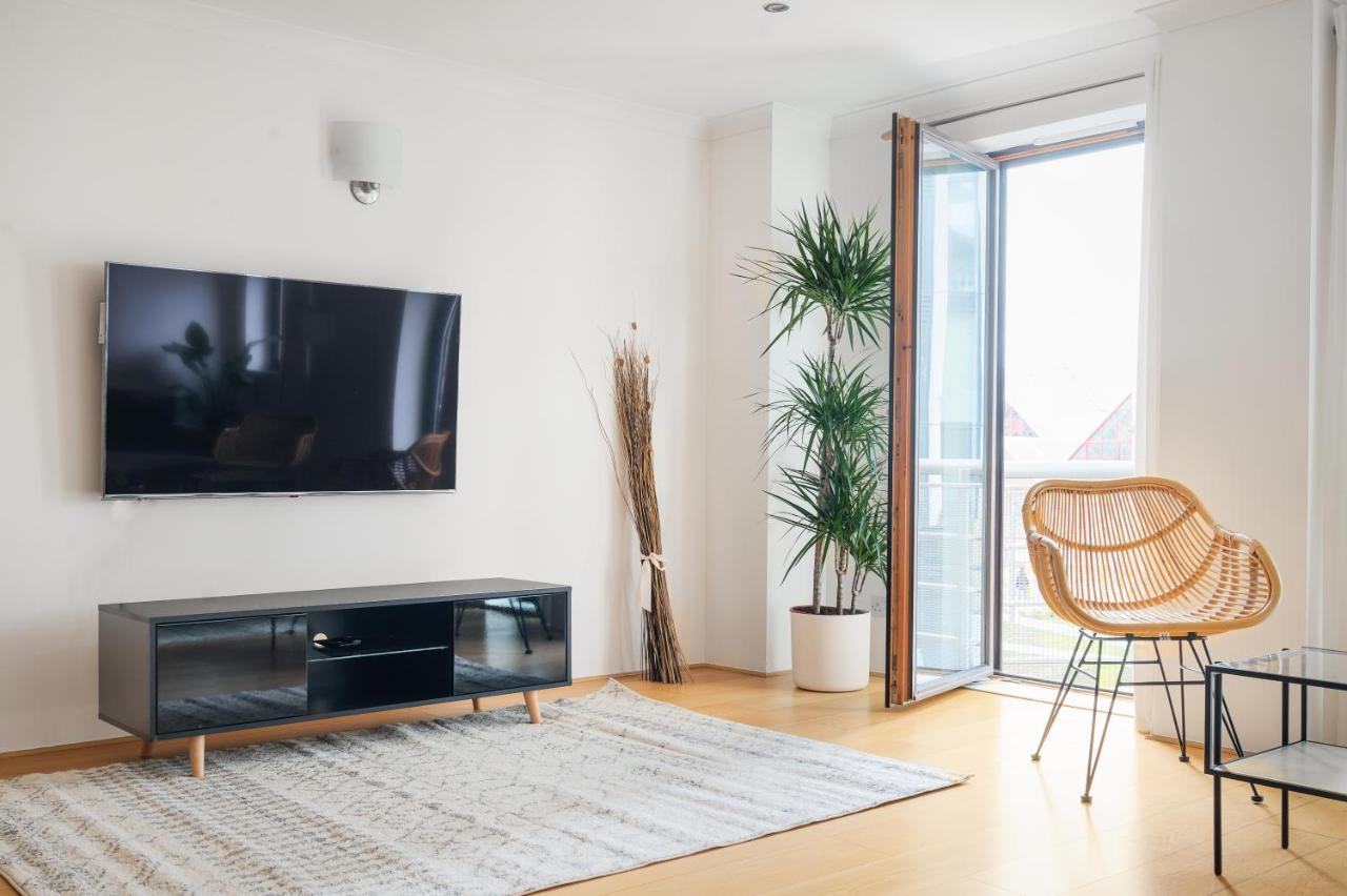 Riverside Two Bedroom In Canary Wharf