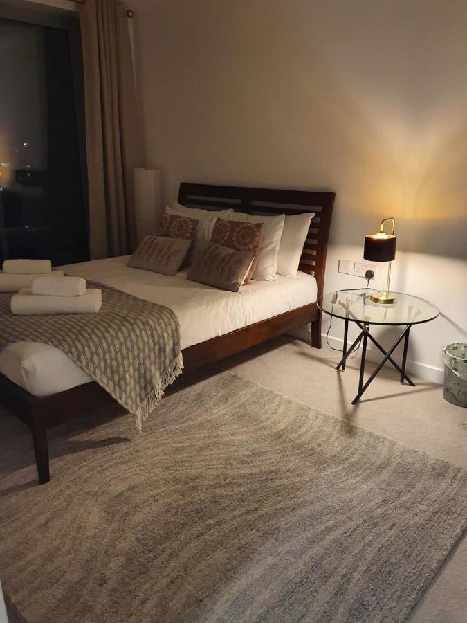 Modern 1 Bedroom Near Canary Wharf With Balcony Appartement *