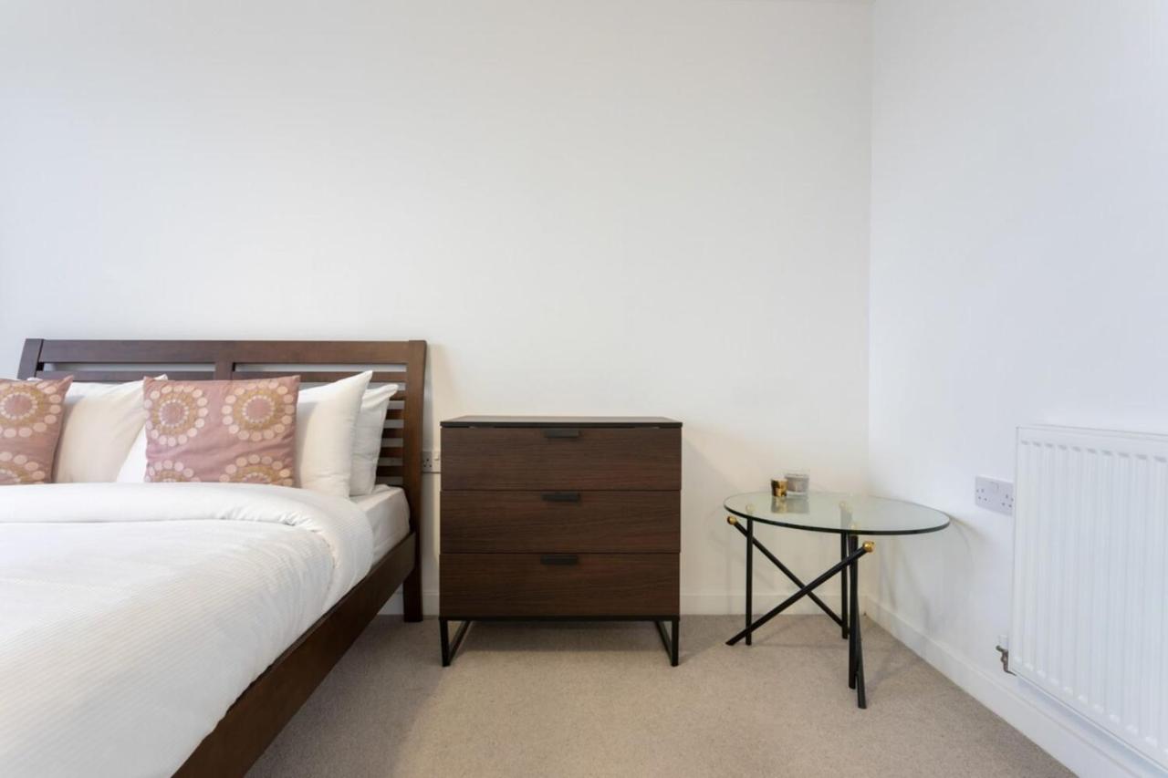 Modern 1 Bedroom Near Canary Wharf With Balcony * Londres