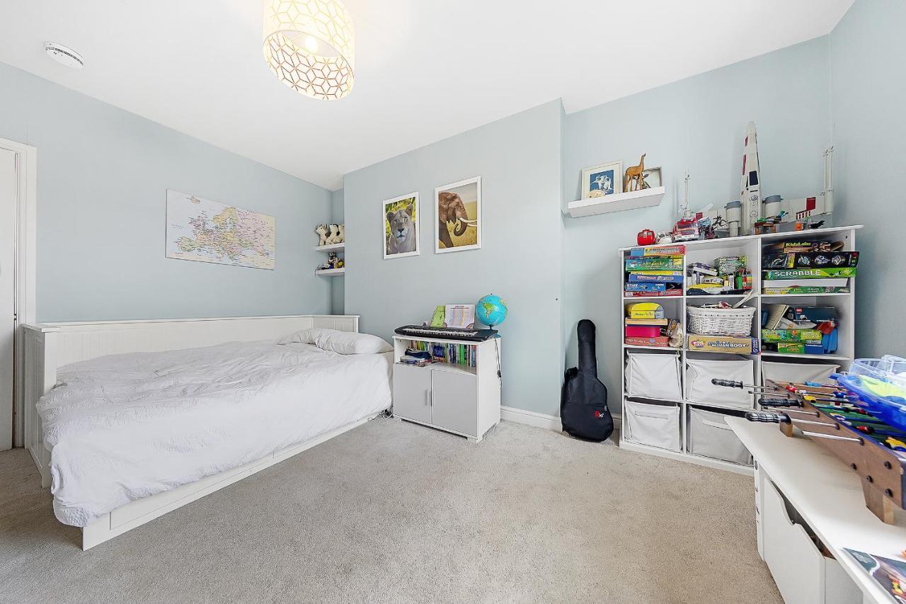 Veeve - Clapham Fairytale