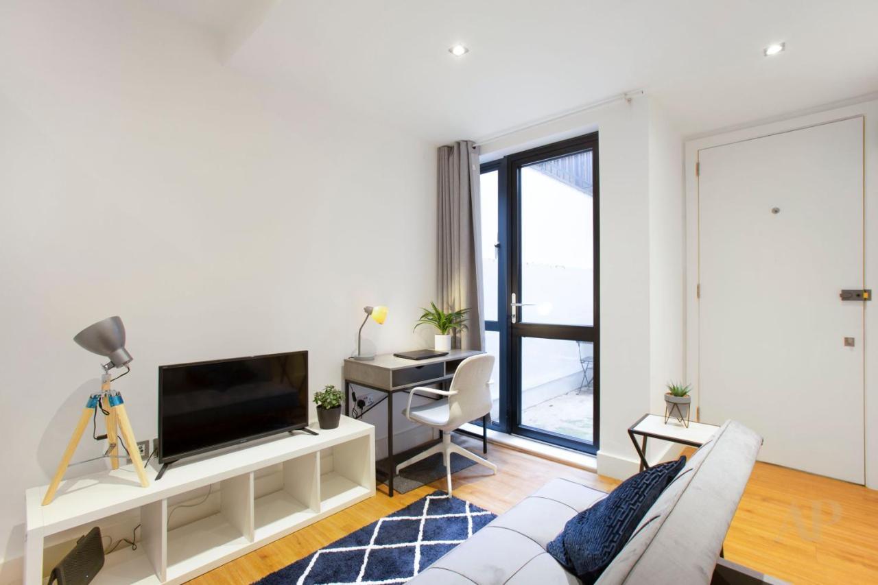 Spacious Lower Ground Studio With Private Patio Near Warren Street Apartamento Londres