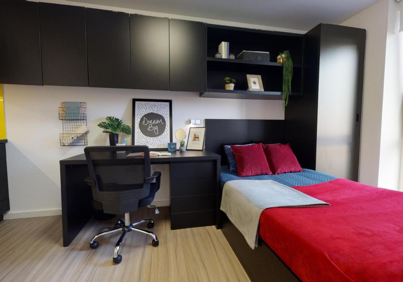 Trendy At Iq Hammersmith In Apartment London