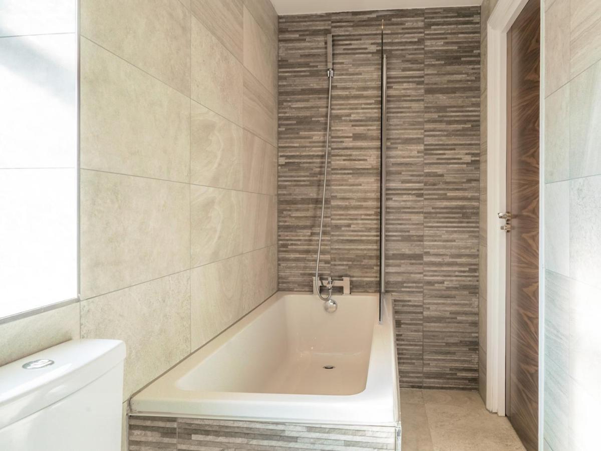 Pass The Keys Renovated Victorian In Ealing Londres