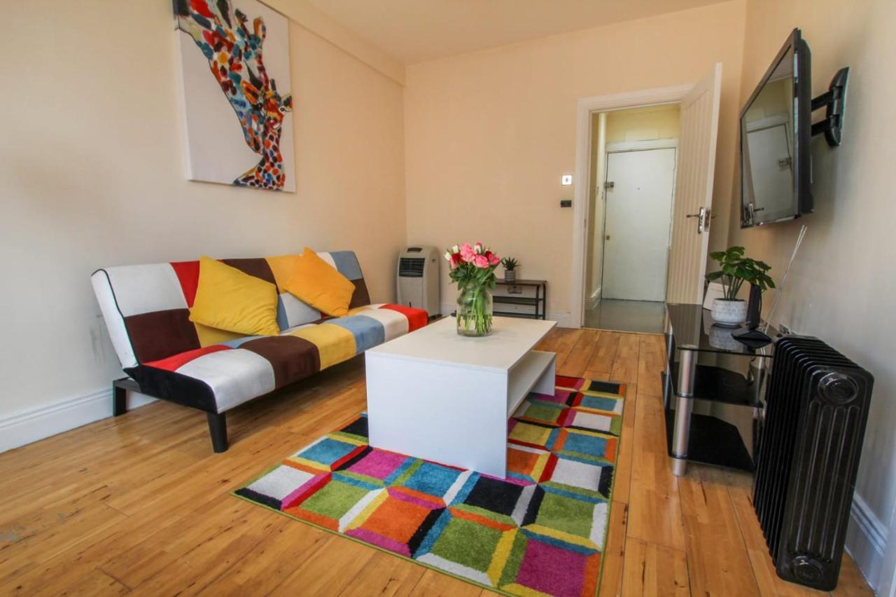 Rare Gem Close To Transport Links * Londres
