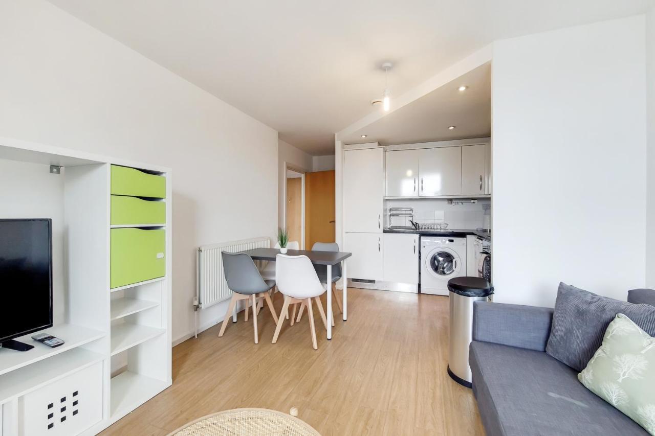 Free Parking - Two Bed By Docklands London