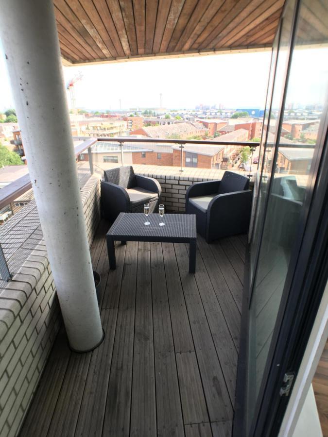 Luxury 2 Bed Penthouse Near Station *