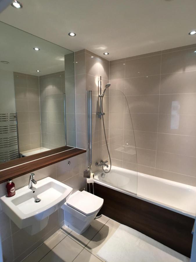 Luxury 2 Bed Penthouse Near Station Apartment London
