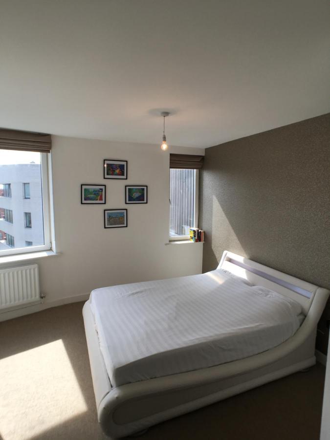 Luxury 2 Bed Penthouse Near Station *