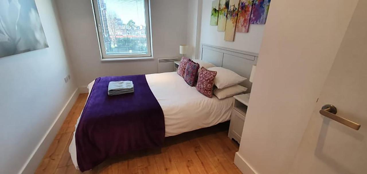 Bright & Spacious Double Bedroom With Ensuite And Concierge! Paid Parking Available * Londen
