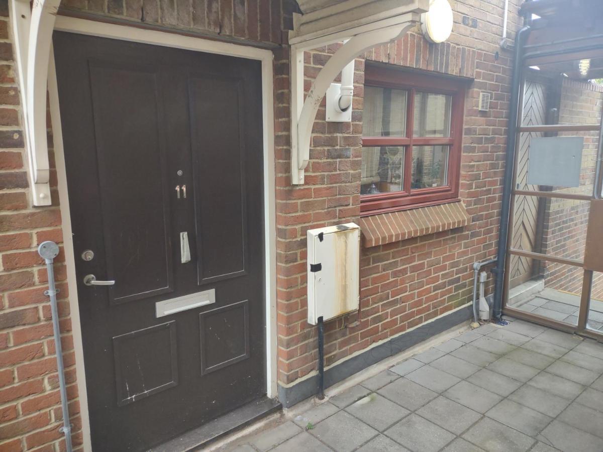 Quiet And Peaceful Double Bedroom In A Nice House With A Very Large Patio Gasthuis Londen