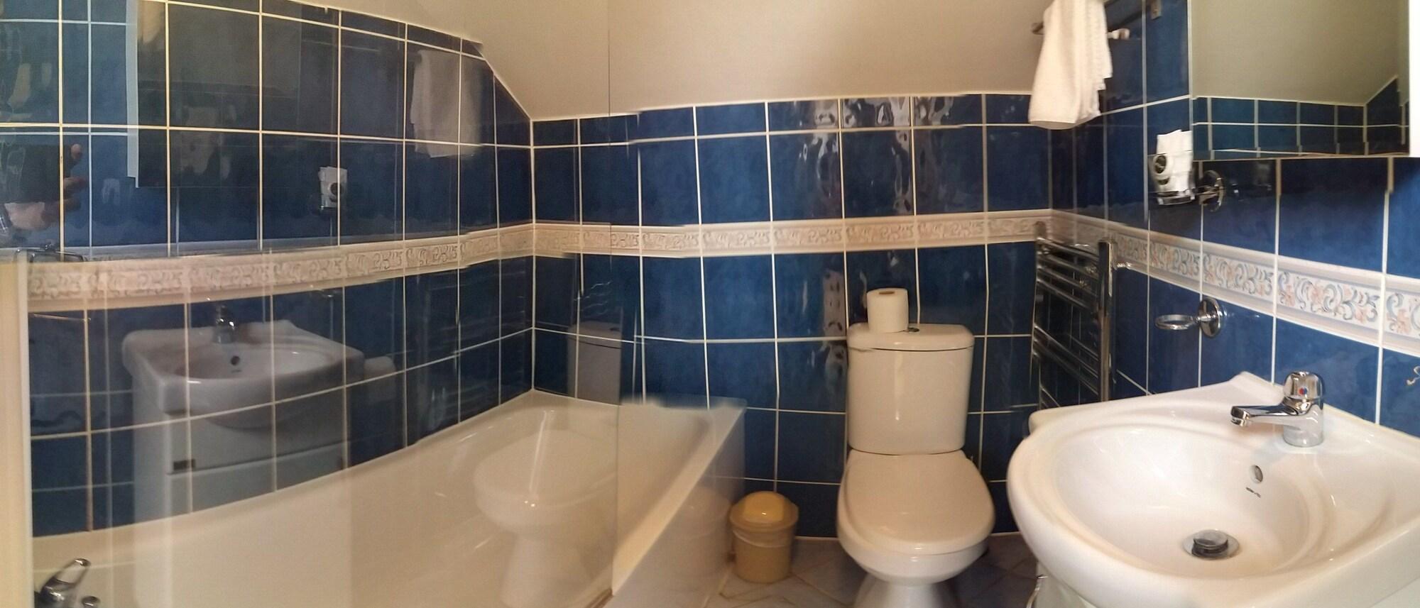 Hotel Corner House 3*