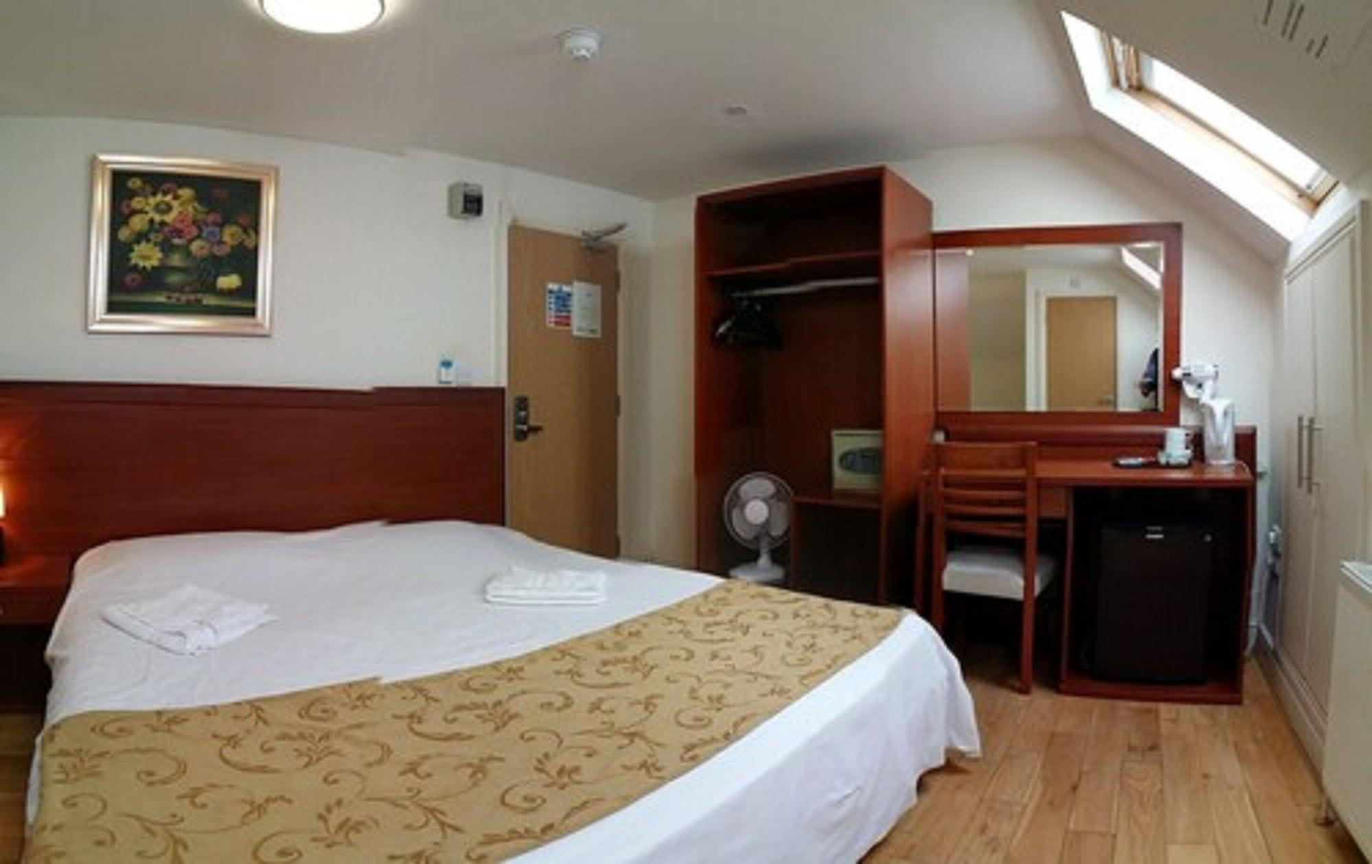 Corner House Hotel 3*