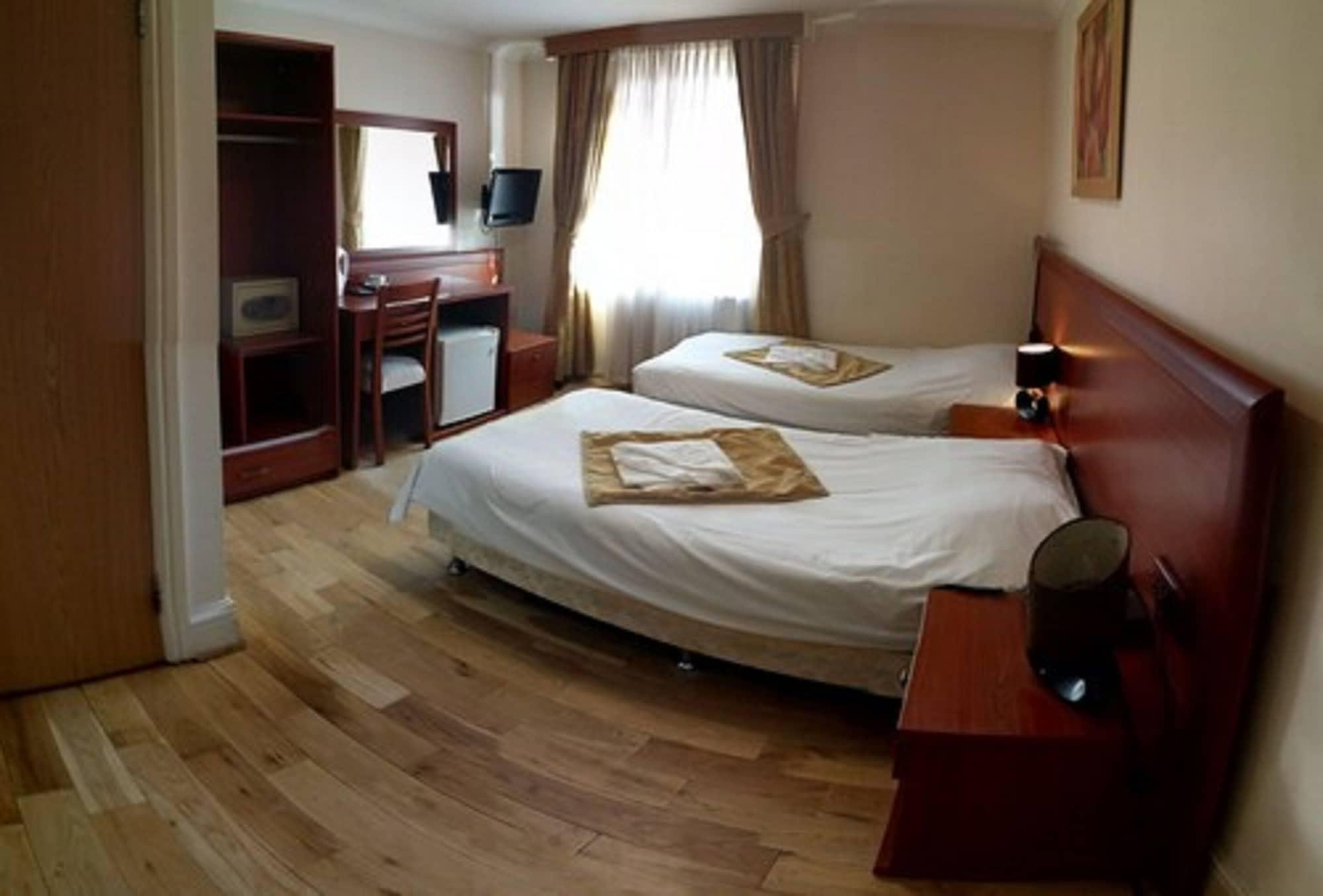 Hotel Corner House 3*