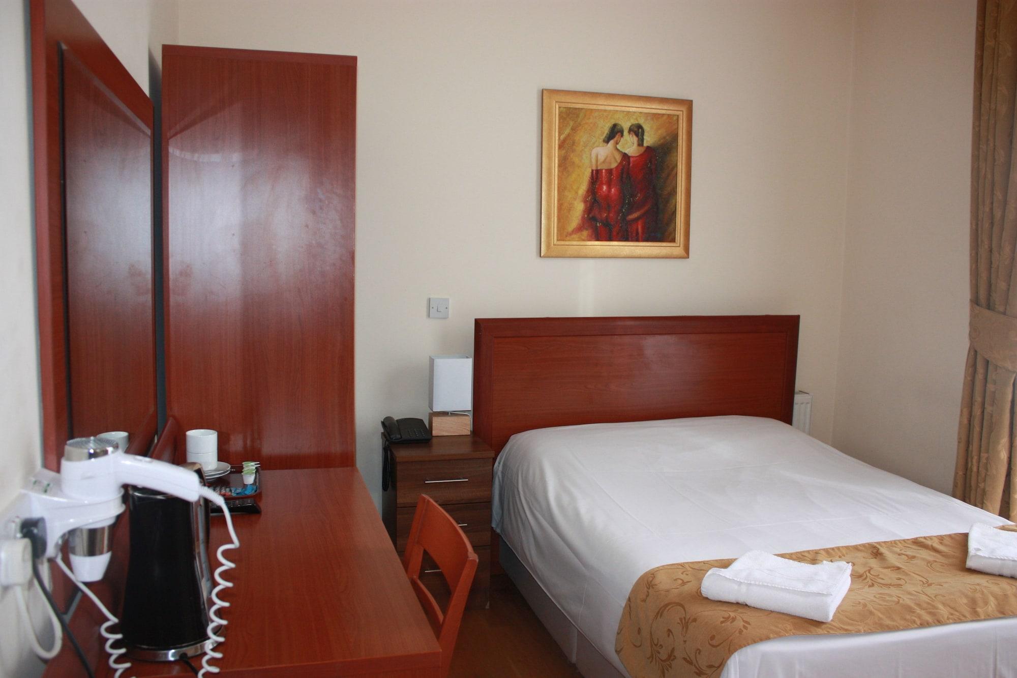 Hotel Corner House 3*