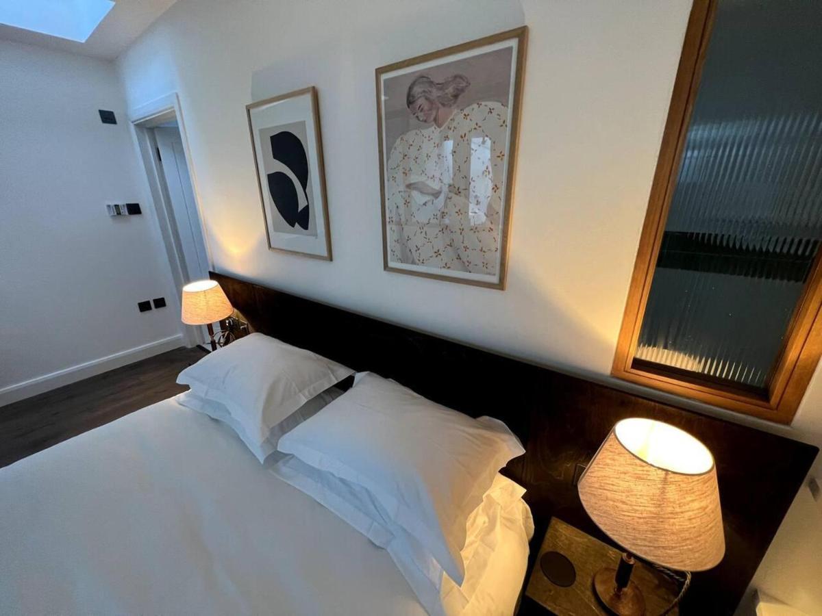Design Led 1 Bed In Cosmopolitan Queens Park *