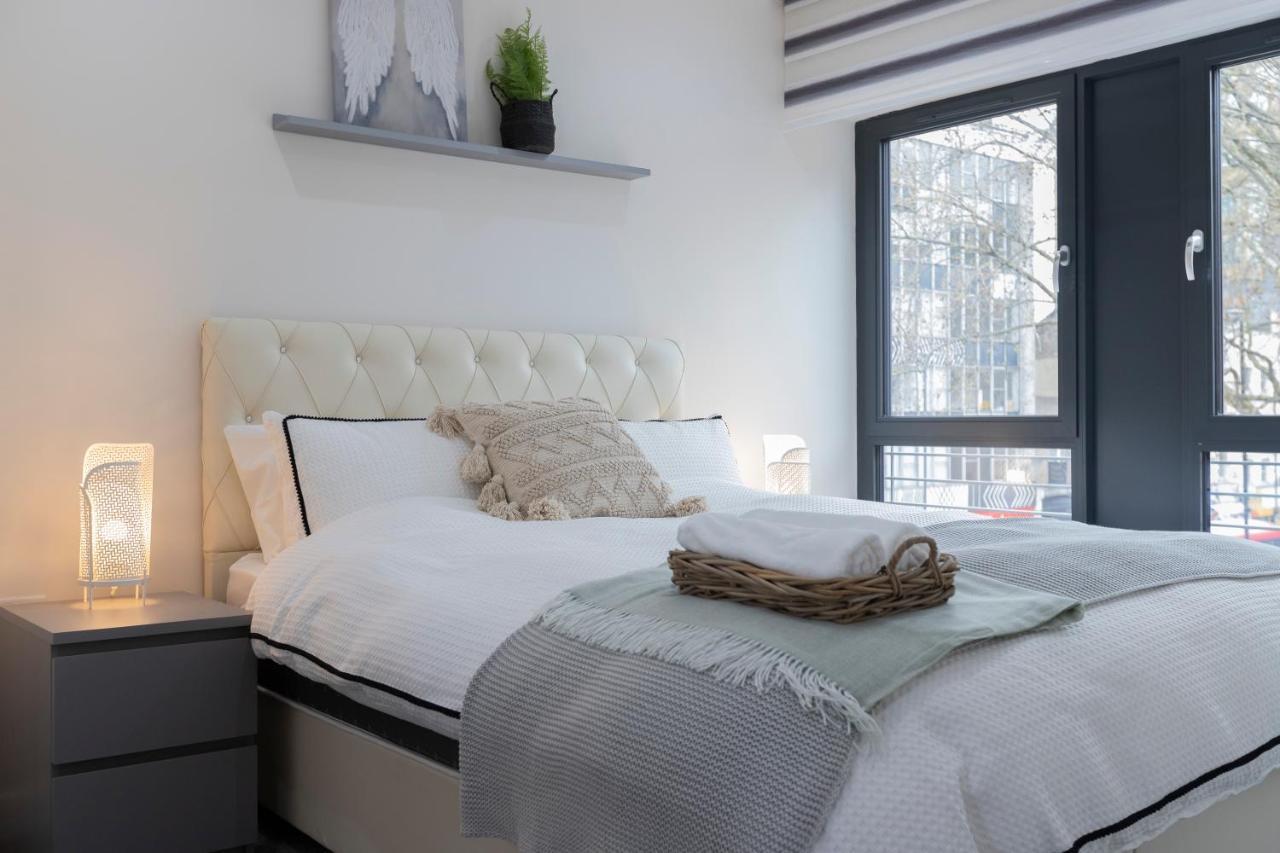 Lovely In Aldgate East 3 *