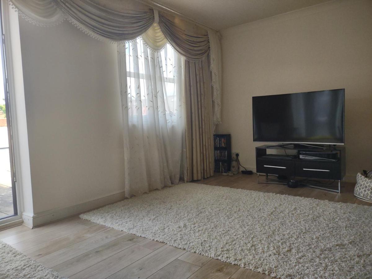 Quiet And Peaceful Double Bedroom In A Nice House With A Very Large Patio Gasthuis Londen