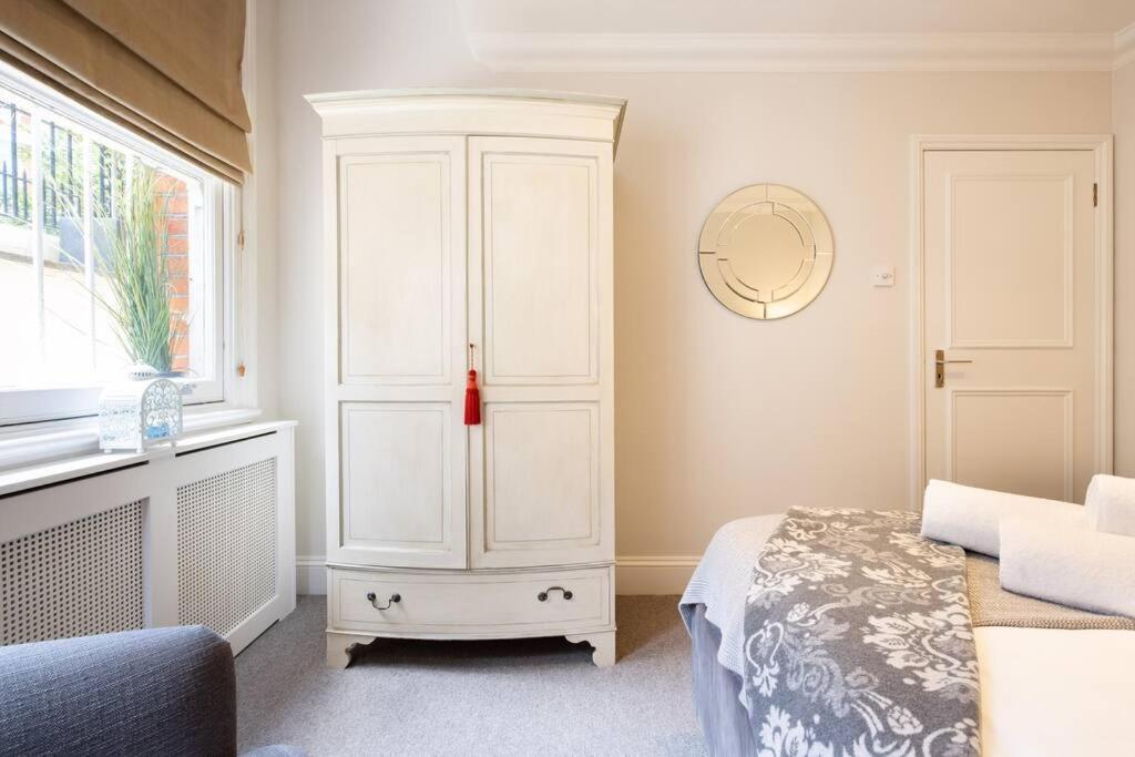Spacious One Bedroom Flat By South Kensington 3 Month Minimum Hébergement de vacances Londres