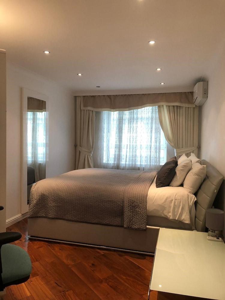 The New Carlton Hotel Londen