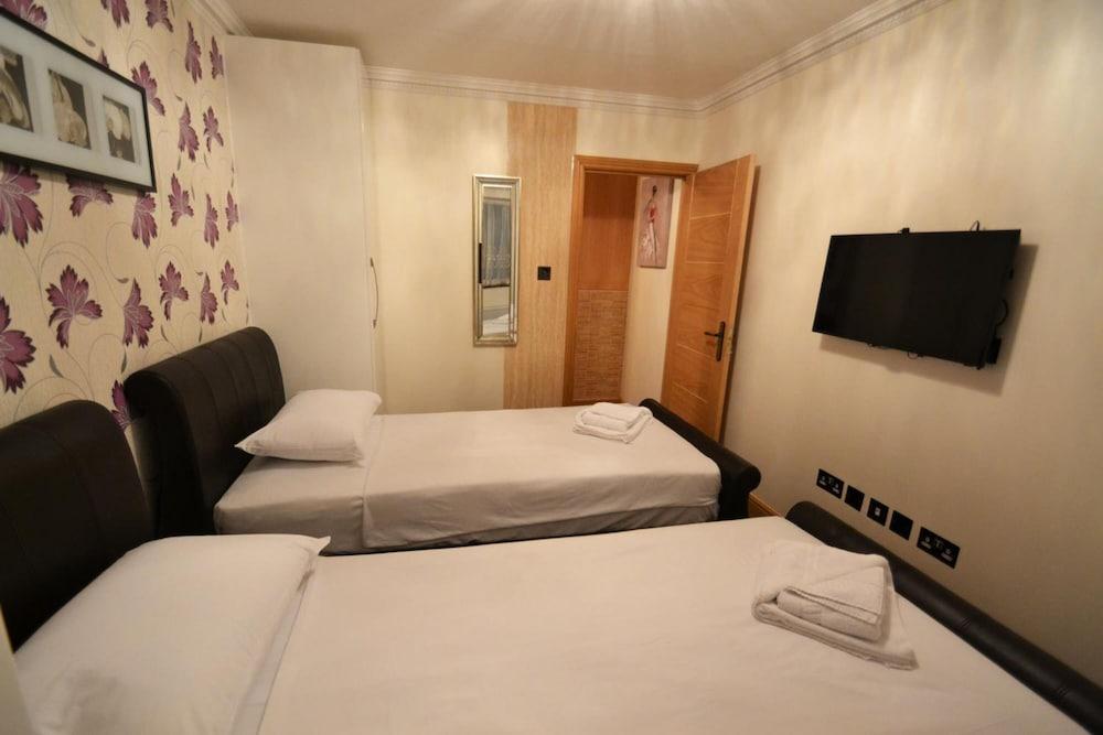 Hyde Park - 3*