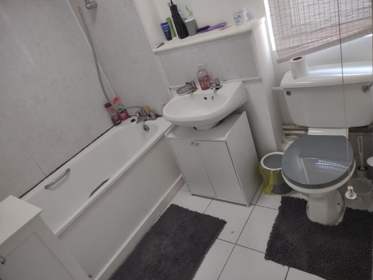 Quiet And Peaceful Double Bedroom In A Nice House With A Very Large Patio Londen