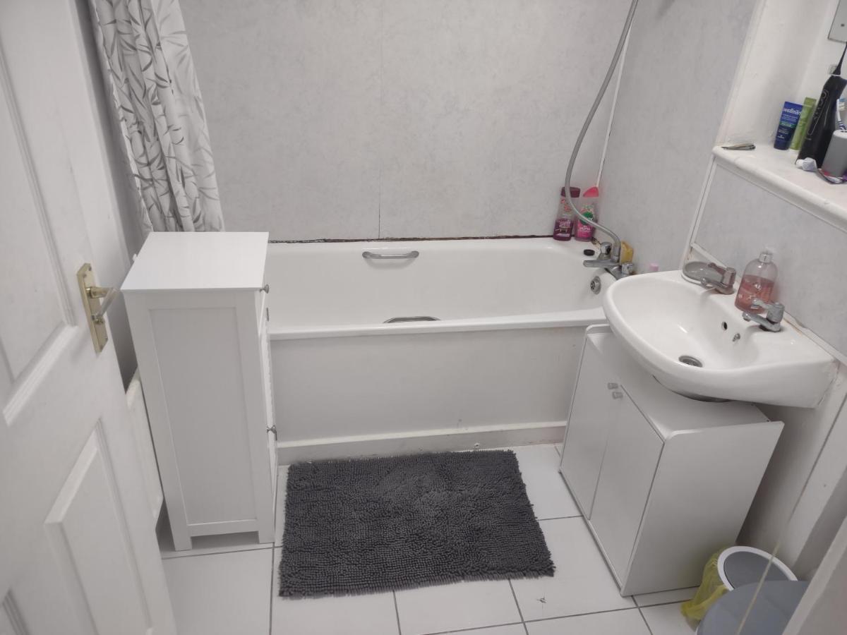Gasthuis Quiet And Peaceful Double Bedroom In A Nice House With A Very Large Patio Londen