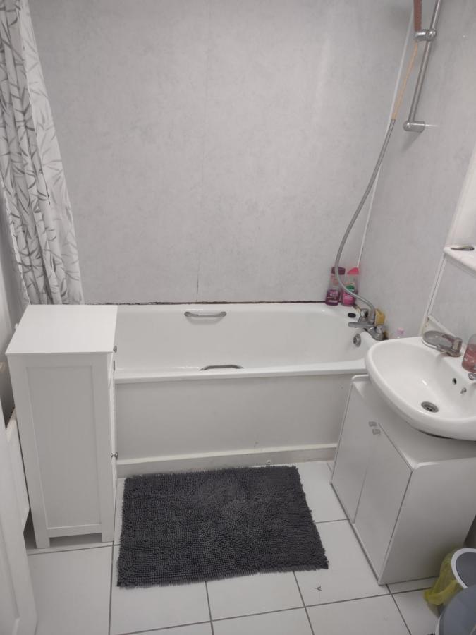 Quiet And Peaceful Double Bedroom In A Nice House With A Very Large Patio Gasthuis Londen