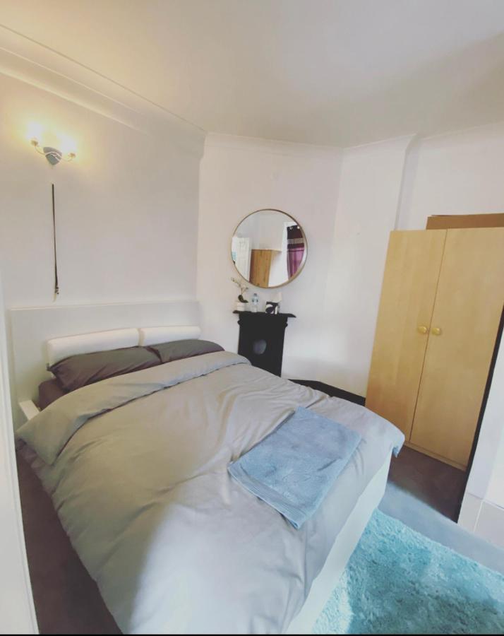 Complete 1 Bedroom With Wi-fi, Kitchen, Tv In Heart Of Chiswick, * Londres