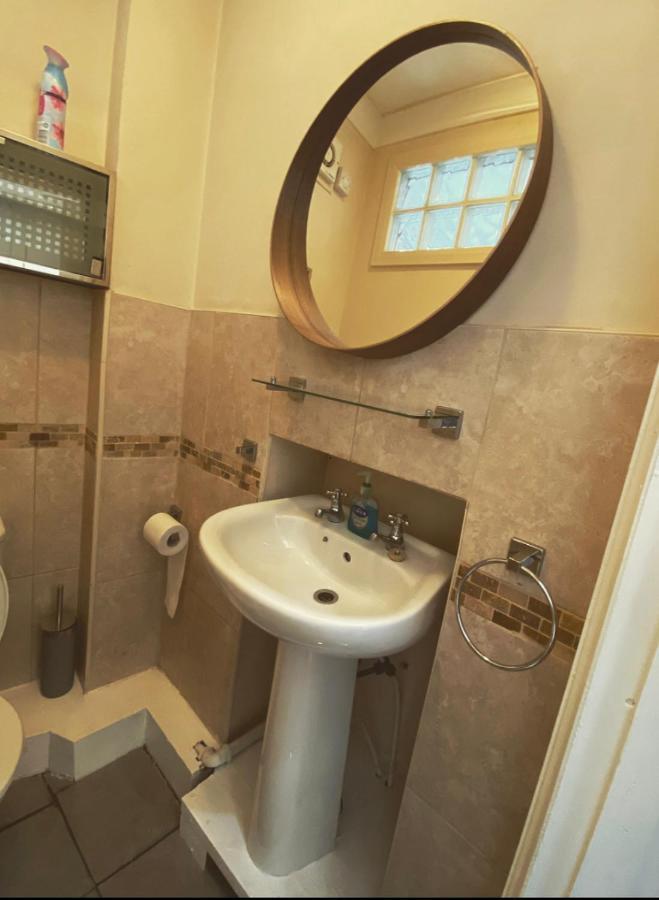 Complete 1 Bedroom With Wi-fi, Kitchen, Tv In Heart Of Chiswick, Apartamento Londres