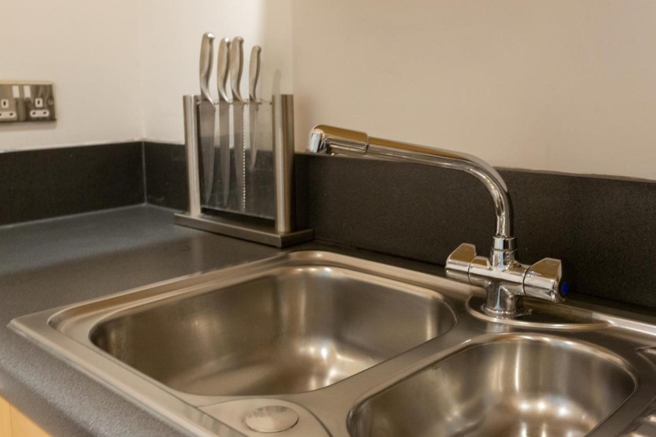 Modern Spacious Close To Station Apartamento *