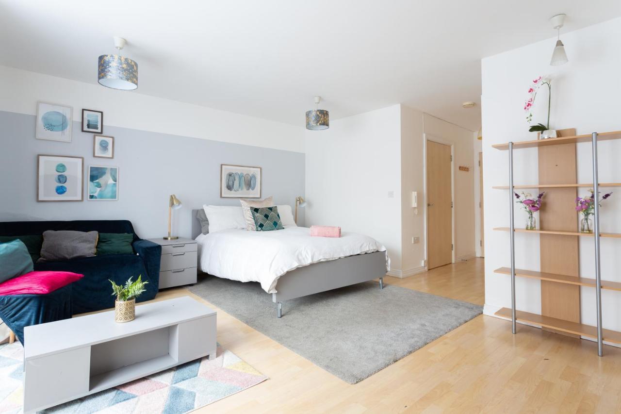 Modern Spacious Close To Station Londres