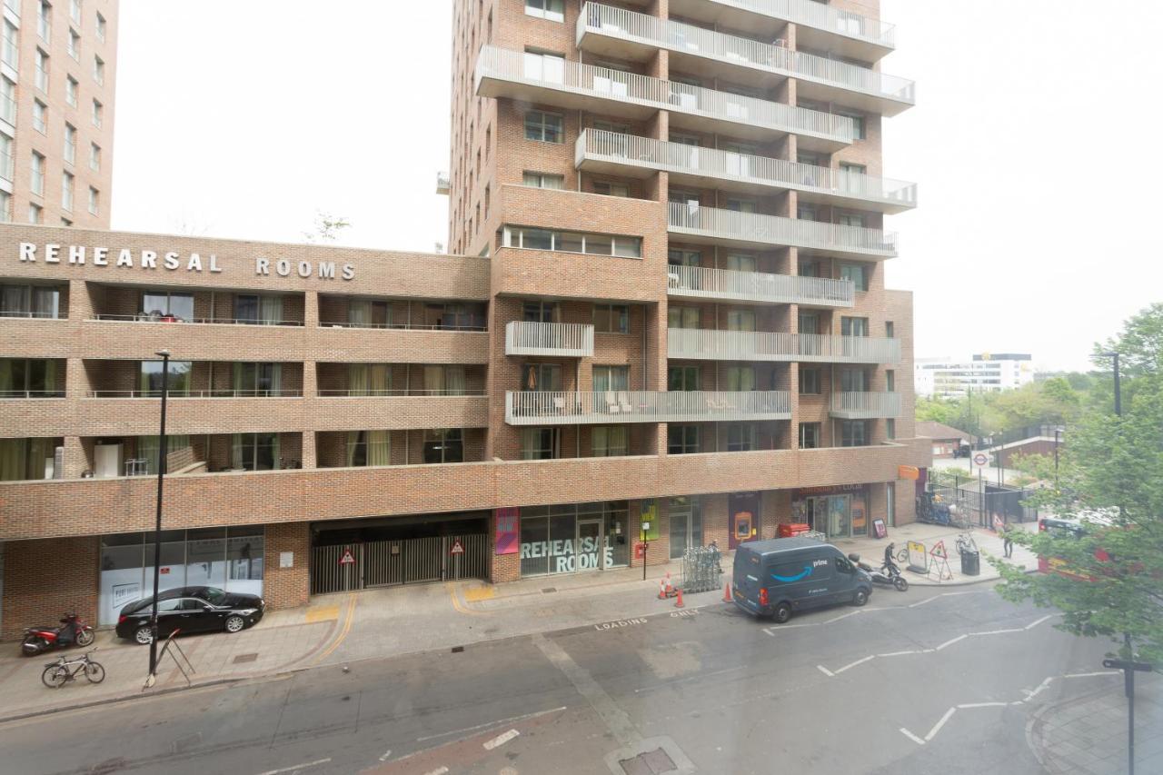 Modern Spacious Close To Station Apartamento *