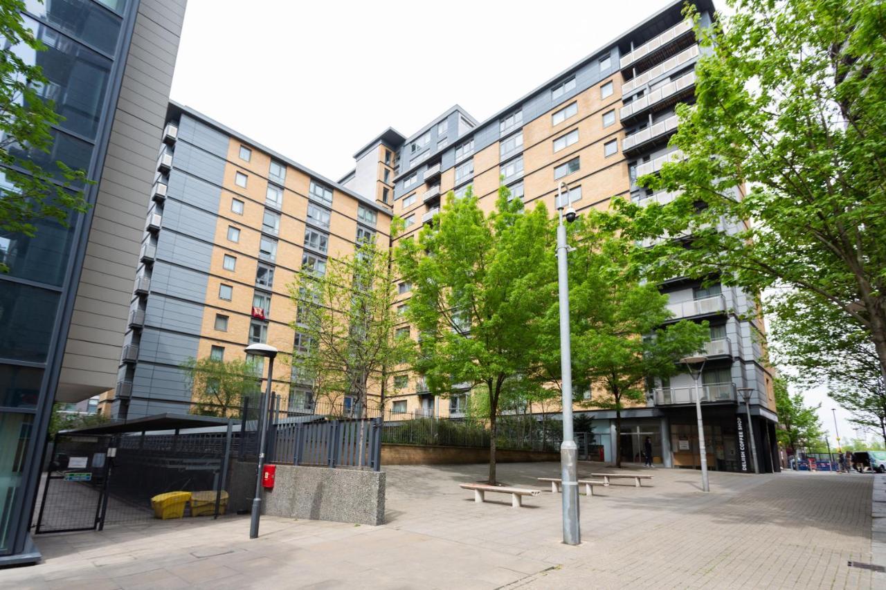 Modern Spacious Close To Station Londres