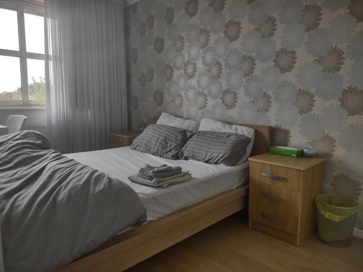 Quiet And Peaceful Double Bedroom In A Nice House With A Very Large Patio Gasthuis Londen