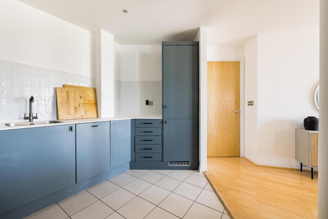 The Nine Elms Lane Arms - Stunning & Bright 2bdr Flat * London