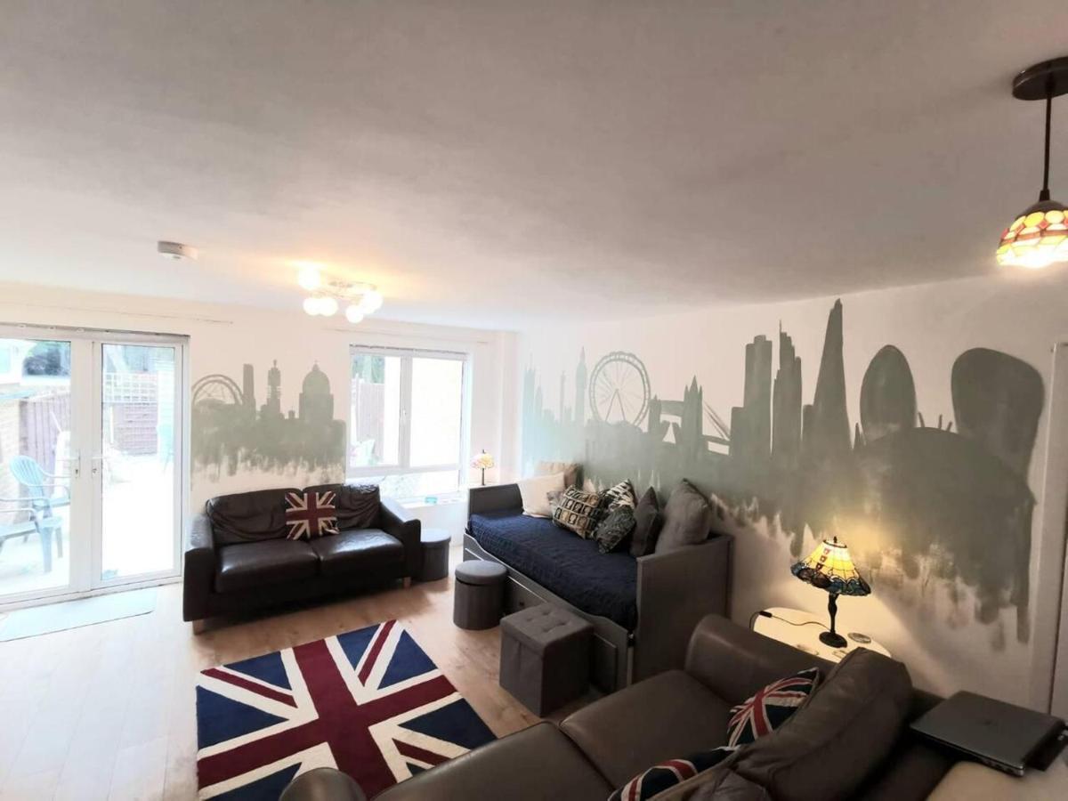 Hébergement de vacances Free Parking - 4 Bed - 3 Bath - Sofa Bed - Digital Lock Entry *